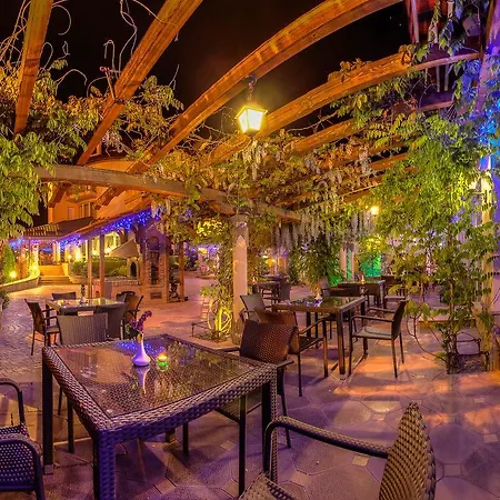 Dvorik Leva Hotel 3*