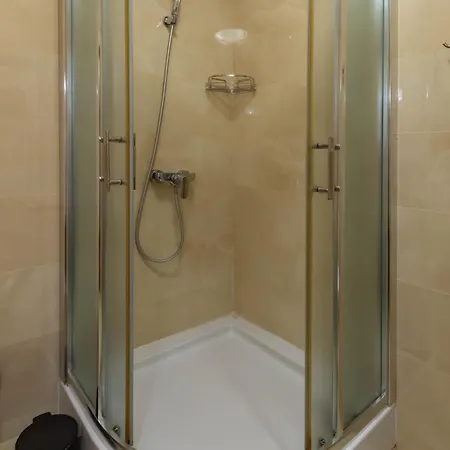 Otel Dvorik Leva 3*