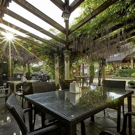 Hotel Dvorik Leva 3*