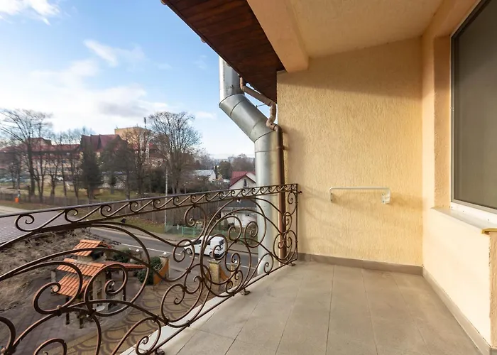Hotel Dvorik Leva 3*