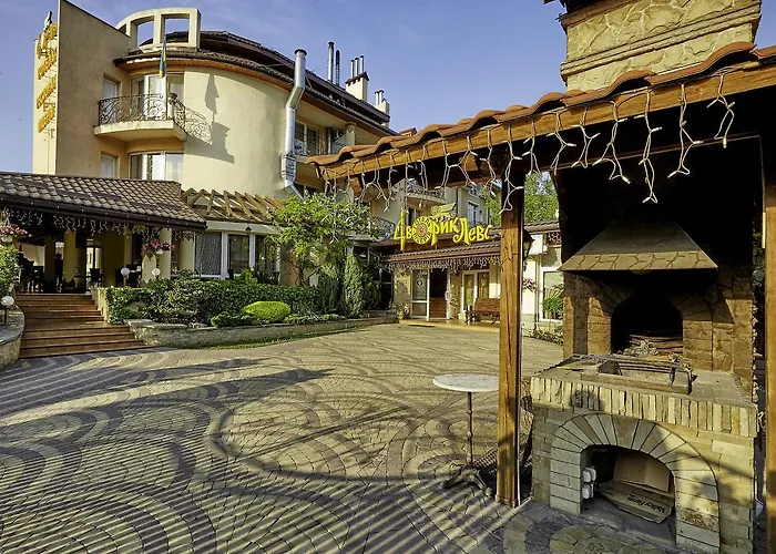 Dvorik Leva Hotel 3*