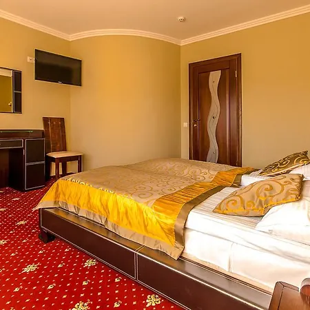 Hotel Dvorik Leva 3*