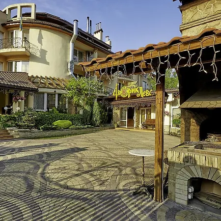 Dvorik Leva Hotel 3*