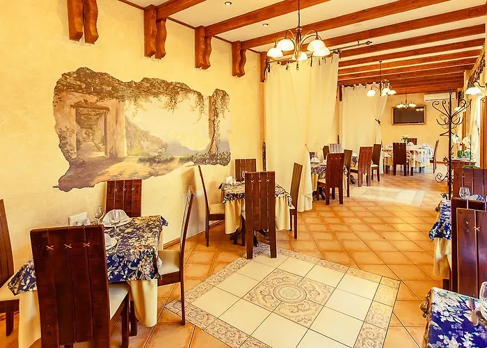 Dvorik Leva Hotell 3*